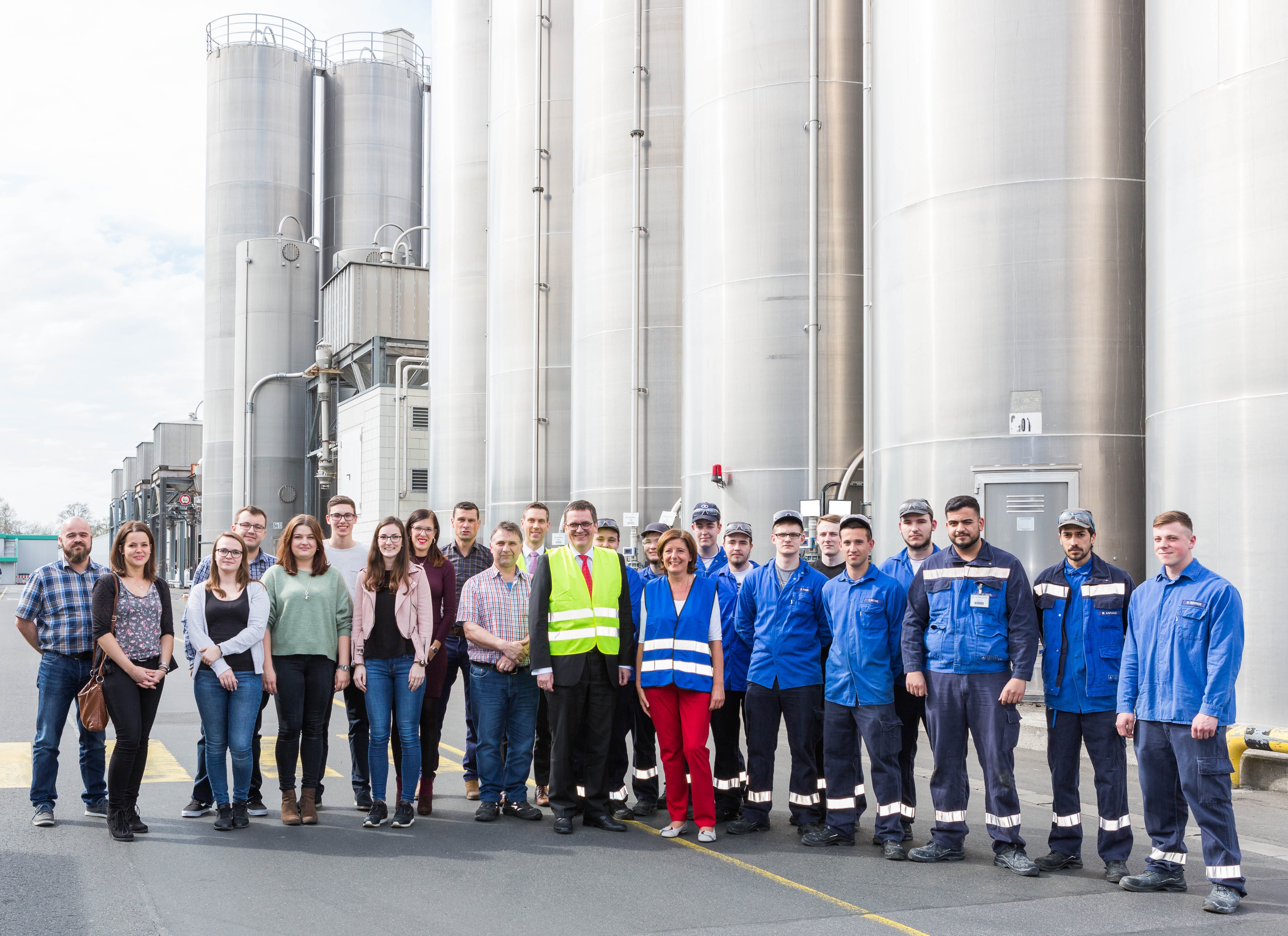 State Premier Malu Dreyer together with Dr. Gerald Hauf, as well as apprentices and trainers from the Polymer-Group.